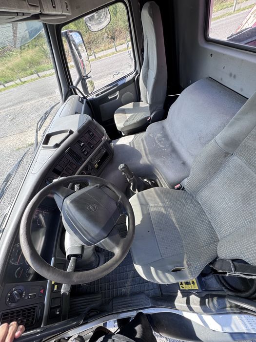 Camion basculabil si macara Volvo