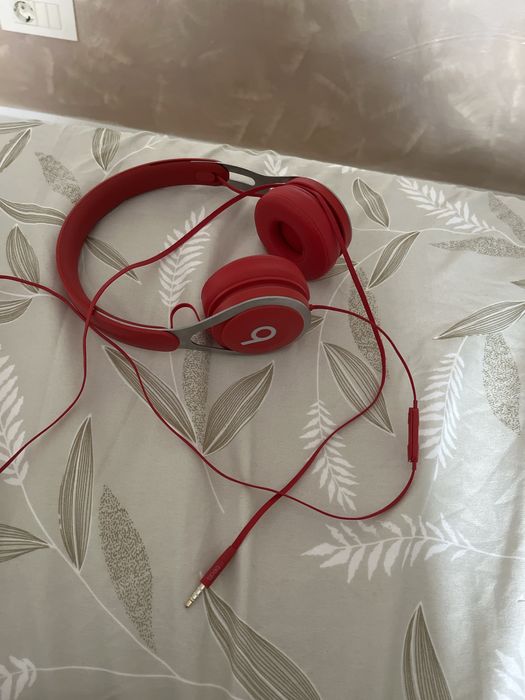 Casti beats cu fir