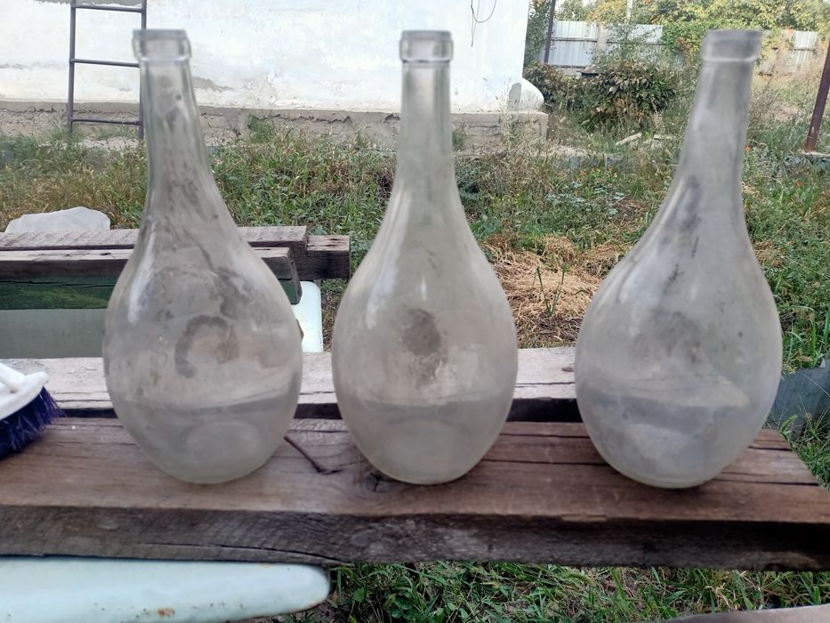Продам старинные бутыли  из под Кефира, молока, домашнего вина из СССР