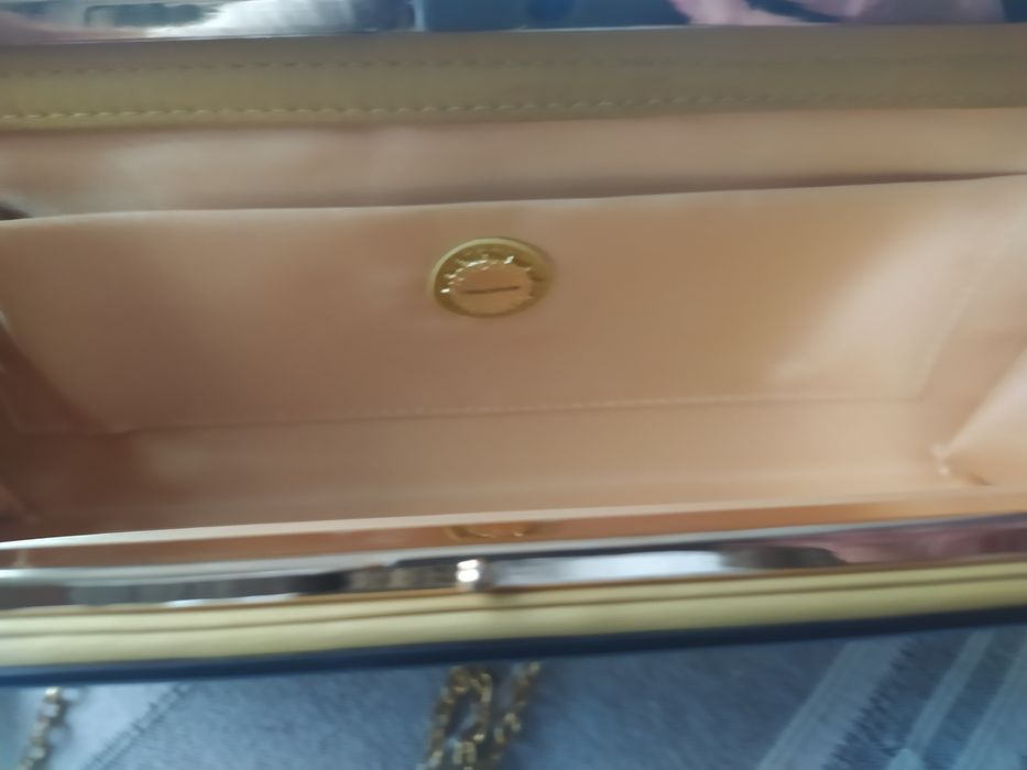 Дамски аксесоар,стилен и луксозен