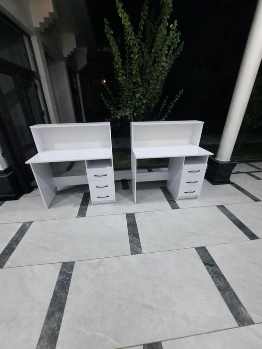 Универсальный письменный стол парта .