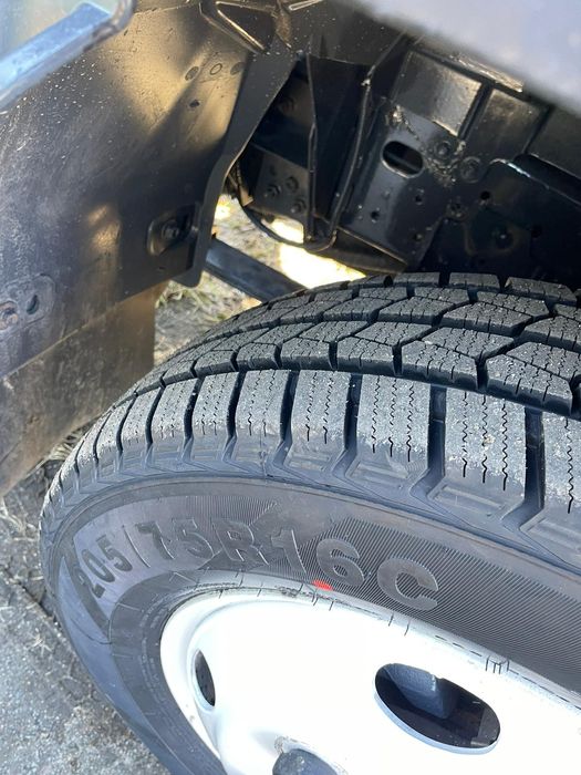 Oferta vând Isuzu basculabil pe 3 părți cu clima an 2012