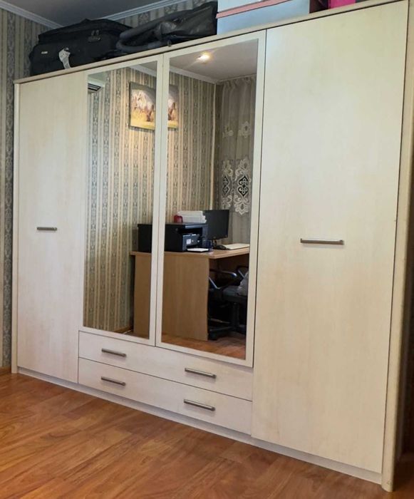 Шкаф с тумбочкой