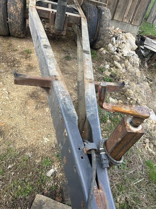 Remorca solida din sasiu camion 10 tone