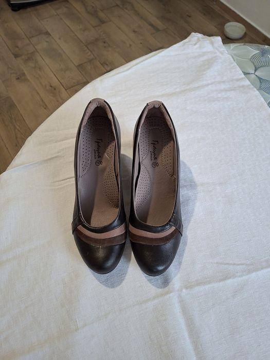 Дамски обувки от естествена кожа.