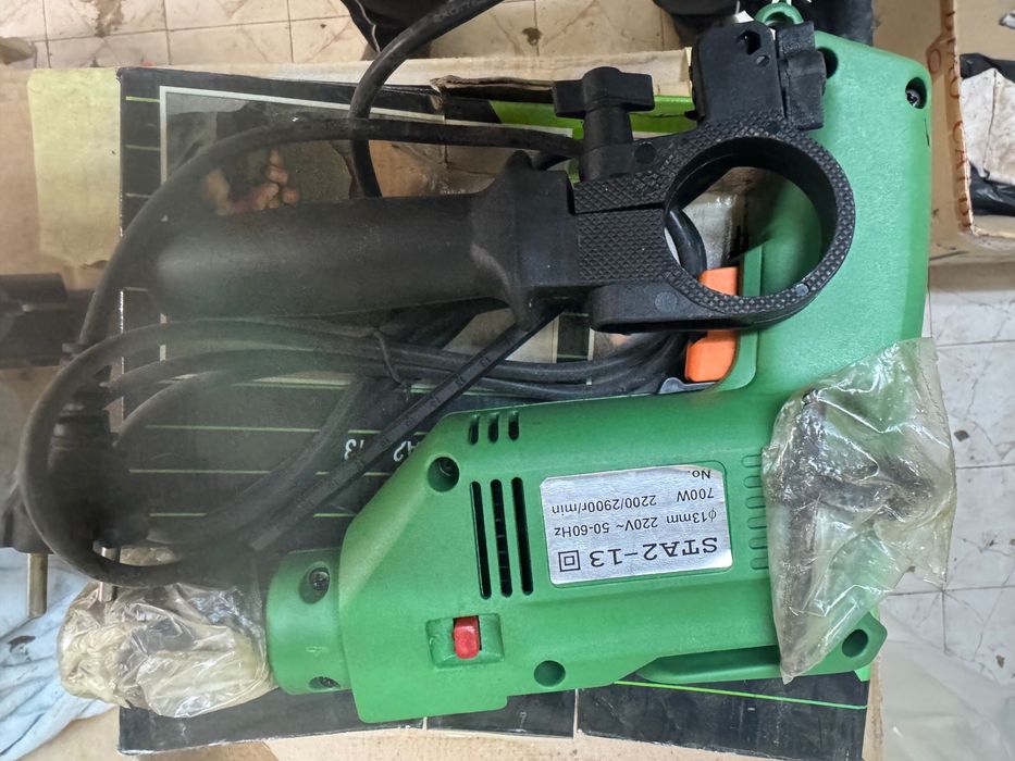 Продавам ударна електрическа бормашина.