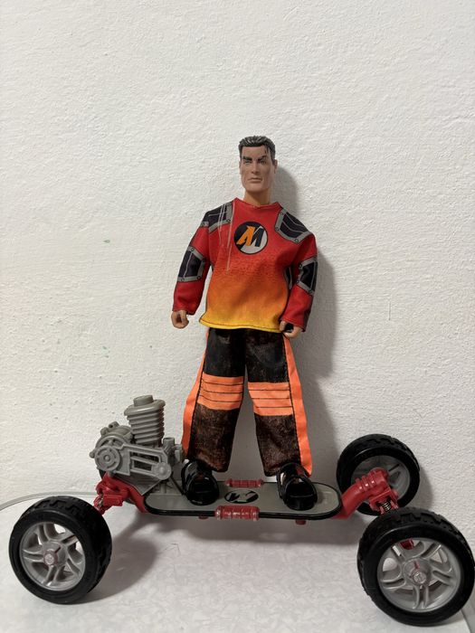 Action man pe skateboard cu suspensii