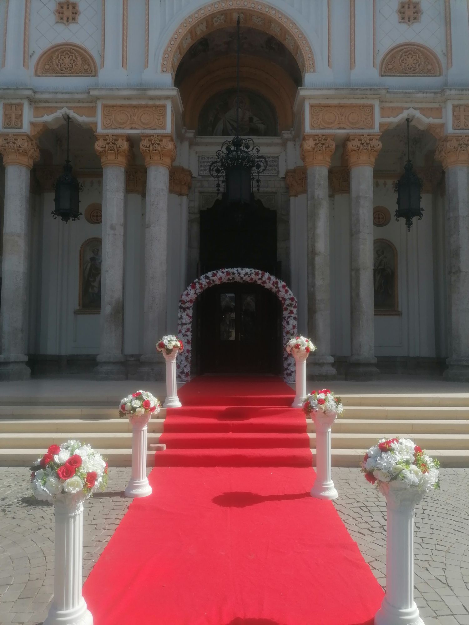 Porumbei albi și decor la biserica