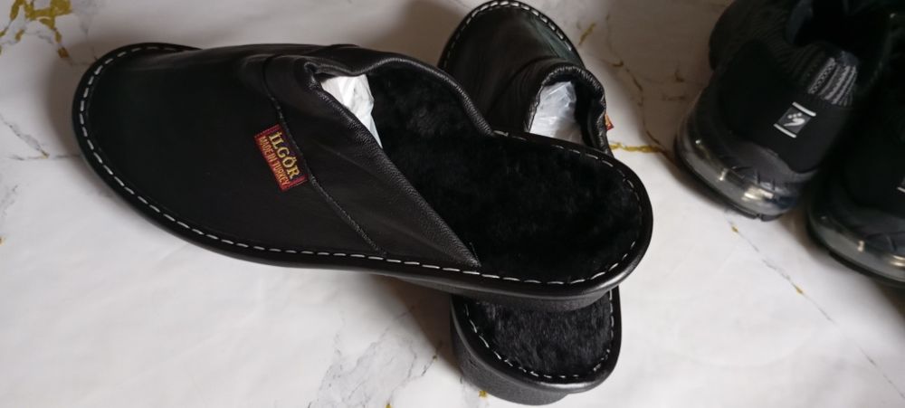 Кожаные тапочки.