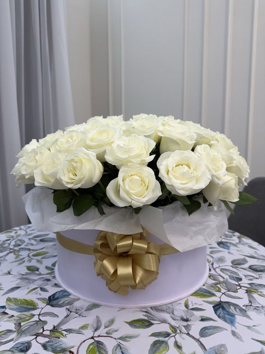 Белые розы свежие