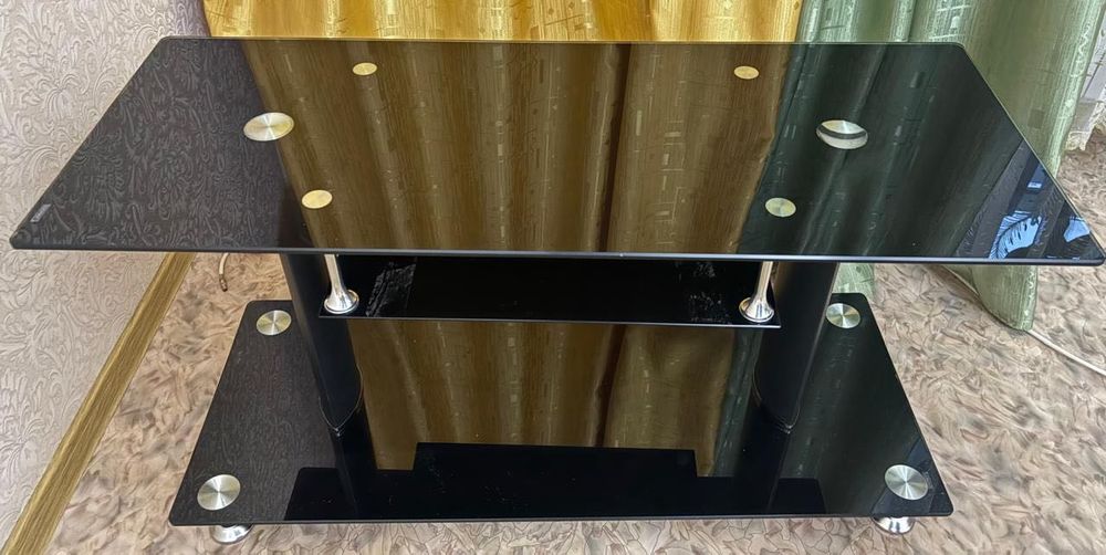 Продам стеклянный столик под телевизор