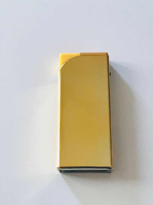 Златиста запалка  против вятър