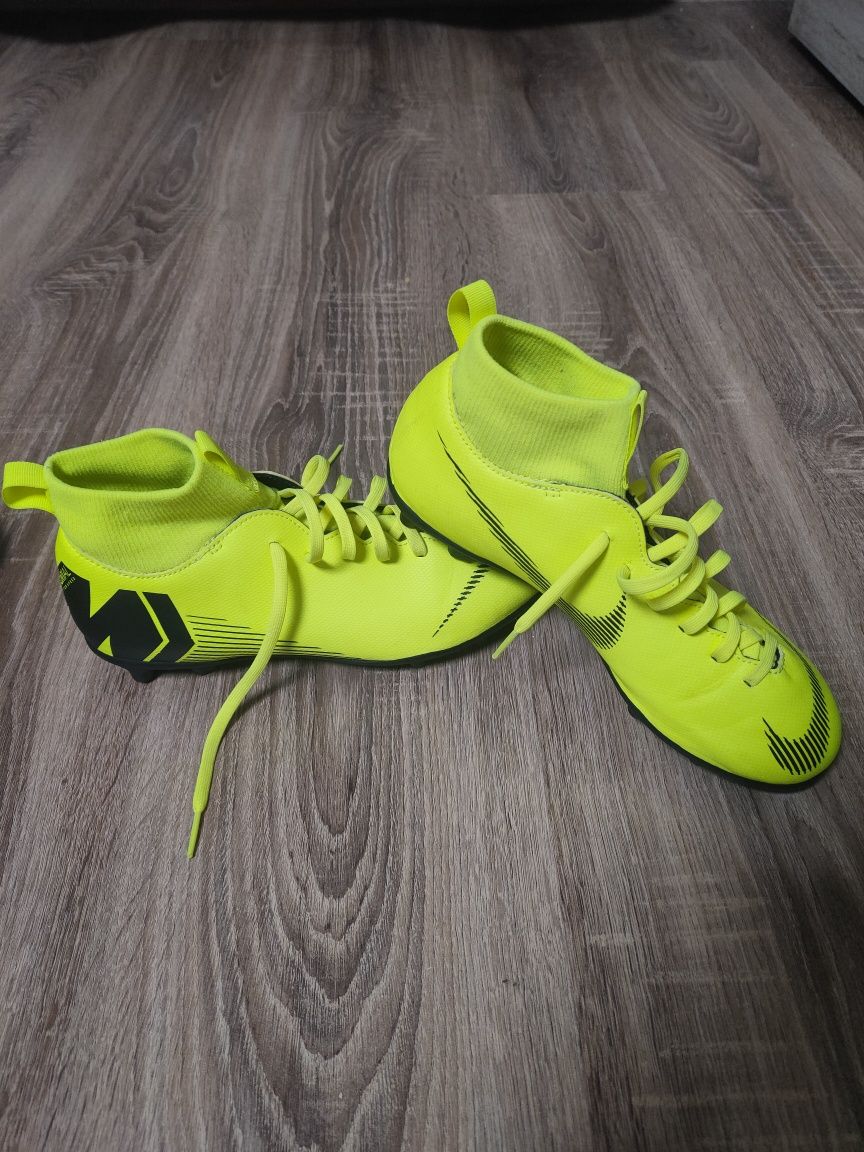 Ghete fotbal Nike Mercurial