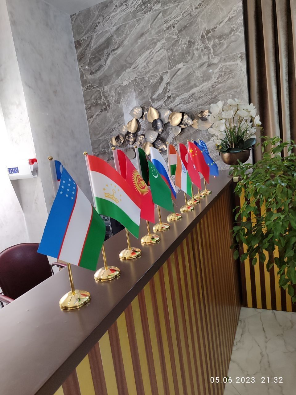 Bayroq har xil ko'rnishda va o'lchamda 1 kun ichida bepul yetkazib ber