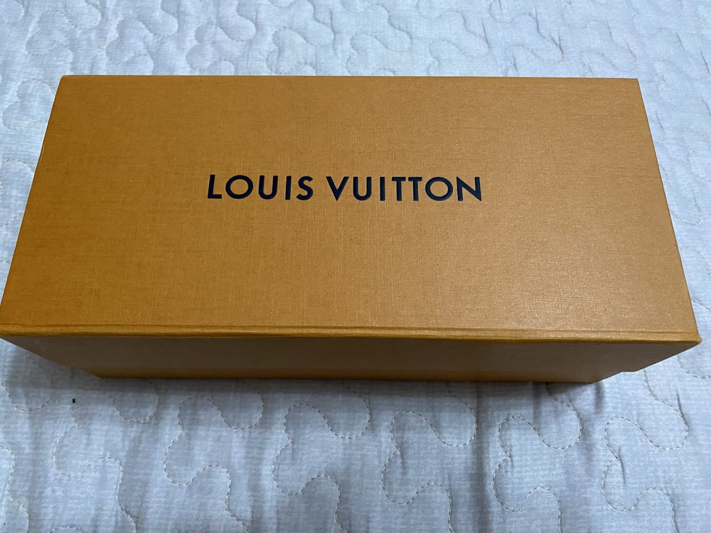 Оригинал накшники Louis Vuitton .в полной комплектации. Чехол и тд