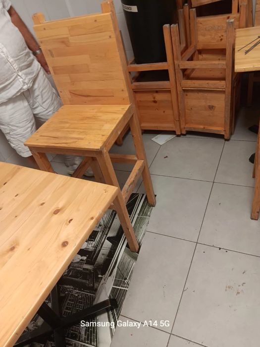Mese cadru metalic, scaune lemn