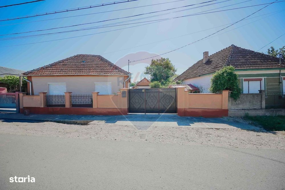 Casă și teren de 1397 mp de vânzare în Ineu, la 18 km de Oradea