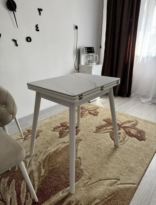 Раскладной стол и мякгие стулья (стол-стул; обеденный)