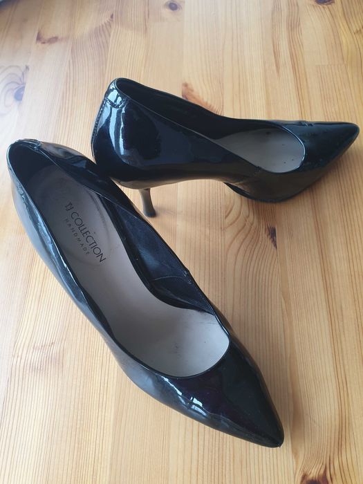 Елегантни черни лачени дамски обувки на висок ток TJ Collection.