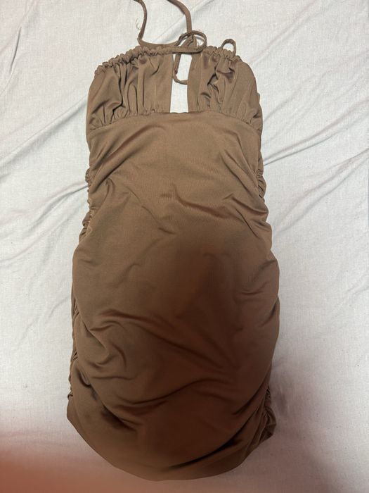 Кафява рокля по тялото