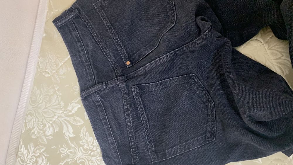 Темно серые джинсы от H&M
