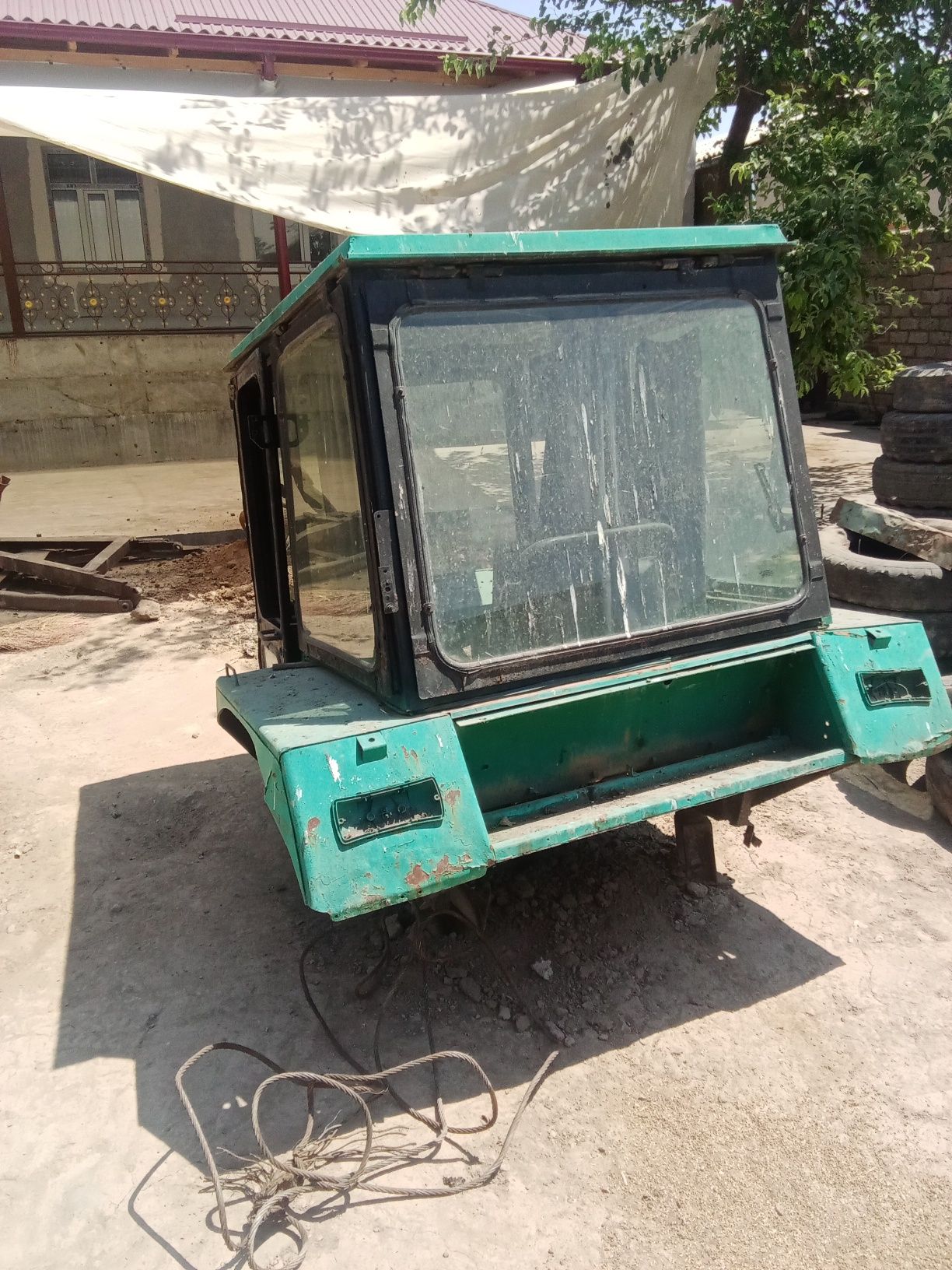 Traktor uchun kabina sotiladi