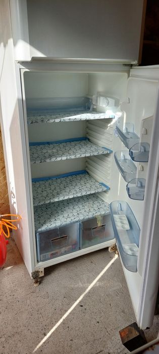 Vând frigider Indesit