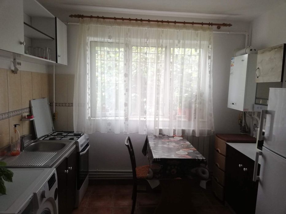 Închiriez apartamant