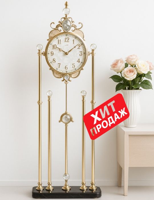 Напольные часы с декором из жемчуга и золотистыми стойками