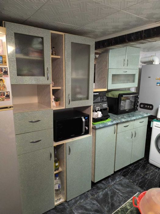 Mobila de bucatarie, aragaz + hota, masa si 4 scaune