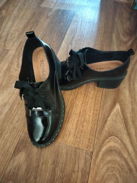 Продам туфли из натуральной лаковой кожи 34 размер, в отличном состоян