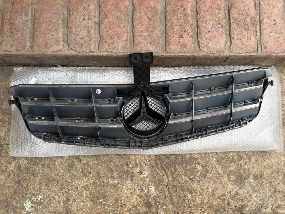 Продавам предна решетка за Mercedes C-класа