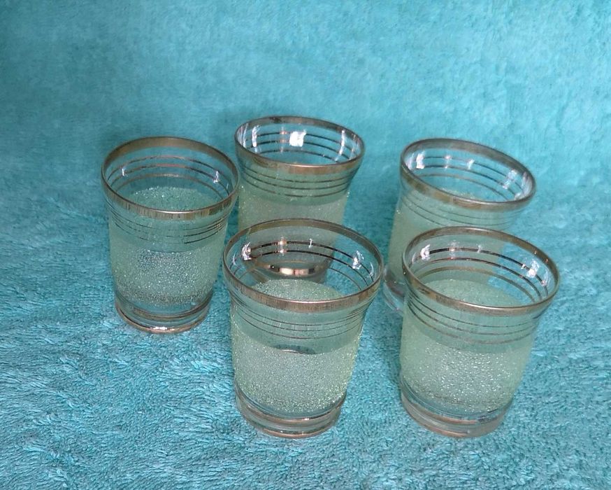 Рюмки для различных напитков.