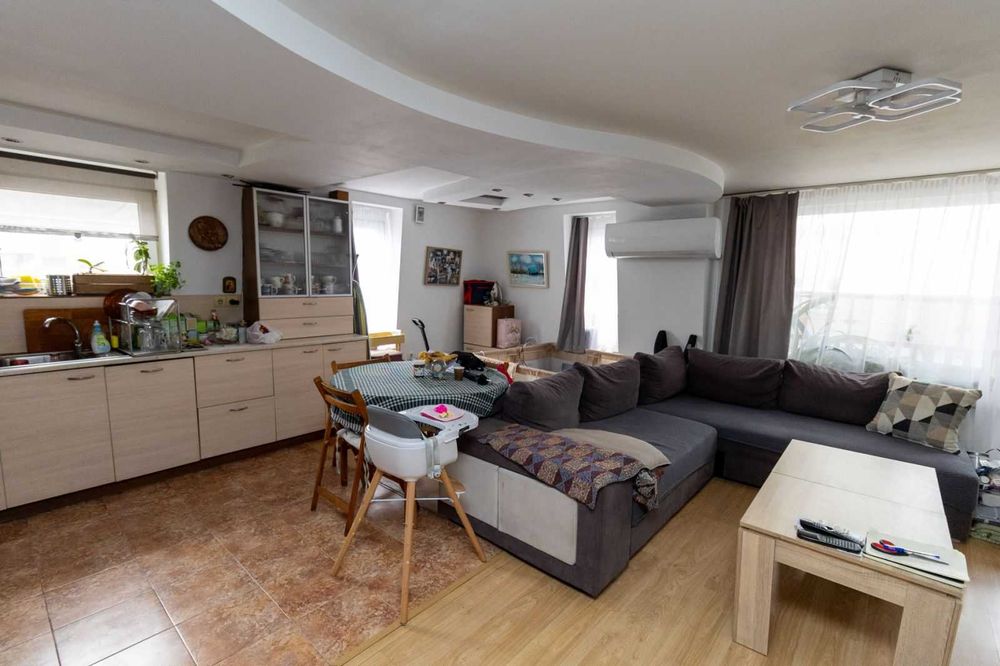 Продава се 4-стаен мезонет в кв.Бели Брези.