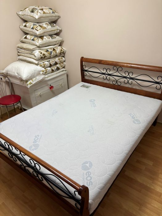 Двуспальная кровать