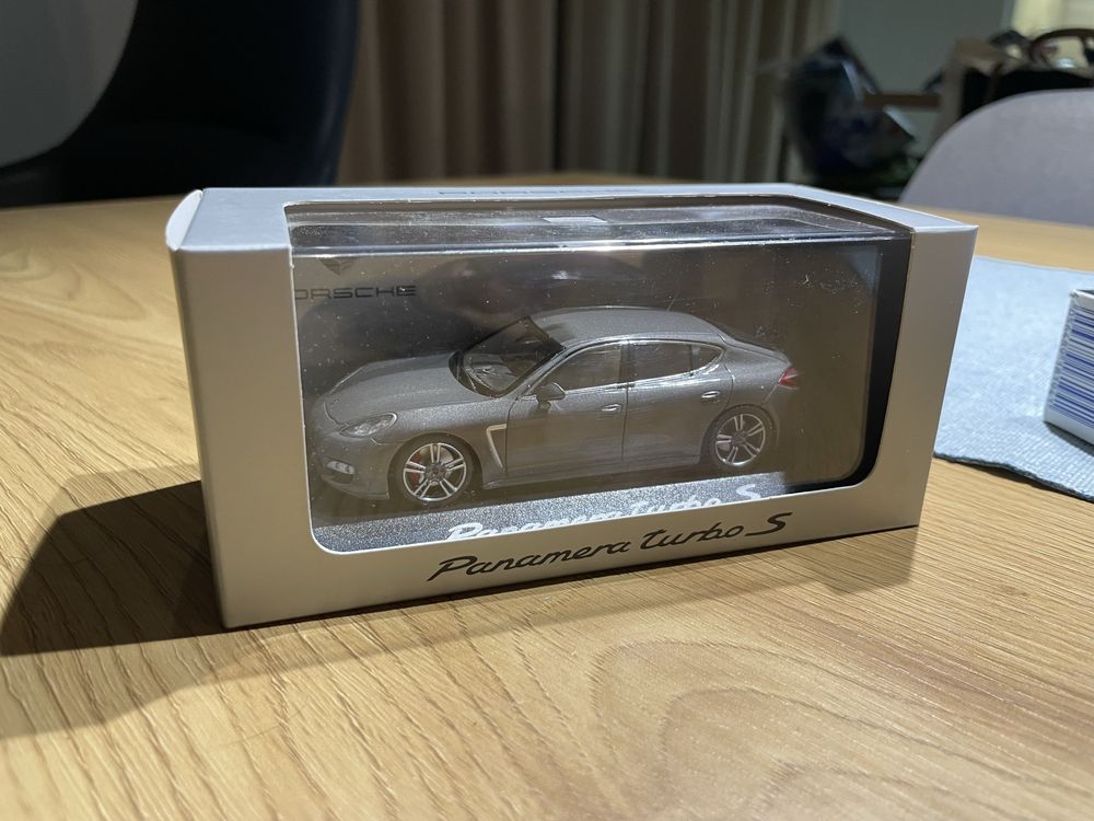1:43 Porsche Panamera Turbo S 970 - Minichamps Dealer edition