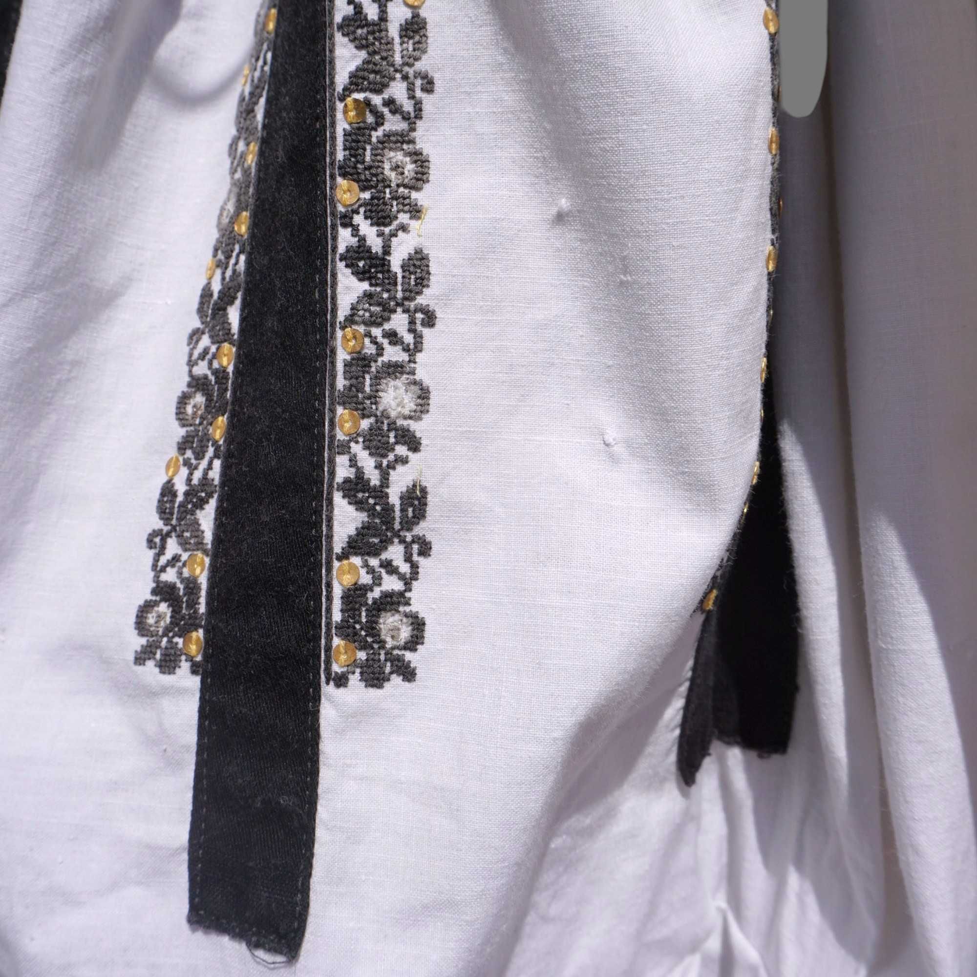 Costum popular vechi cu paiete si fir metalic din Sibiu-Valcea 38-40