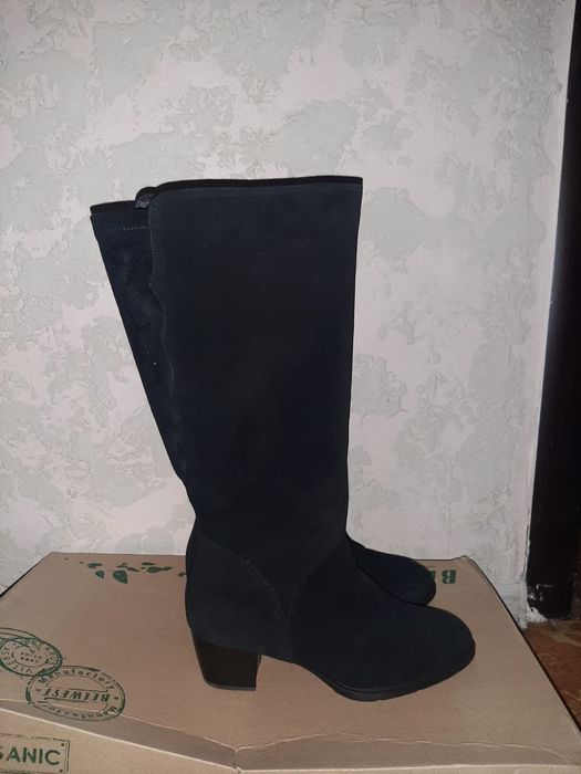 Продам новые фирменные сапоги 39 размер купленные в России не носились