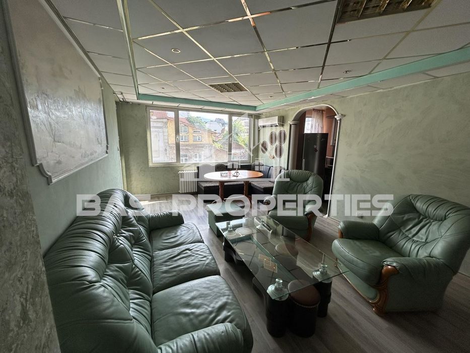 Дава се под наем Тристаен апартамент в София, Център - 83 кв.м за 700 € - Снимка #1