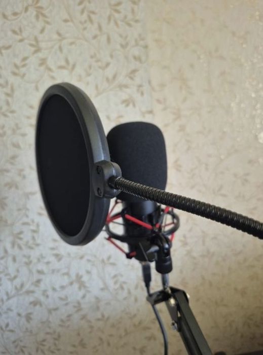 Продам микрофон в отличном состоянии Fifine T732