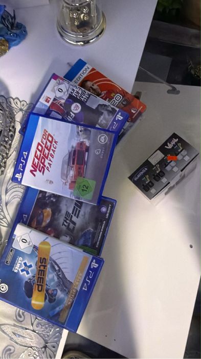 Ps4 със 8игри и два джойстика