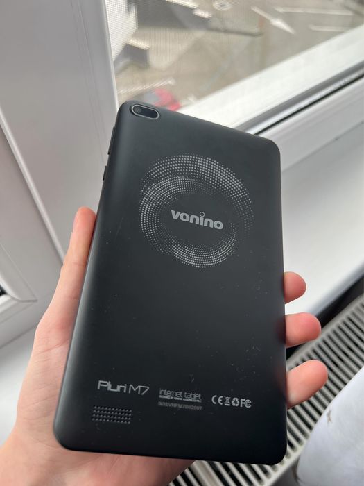 Vand tabletaa cu tot cu incarcator la ea