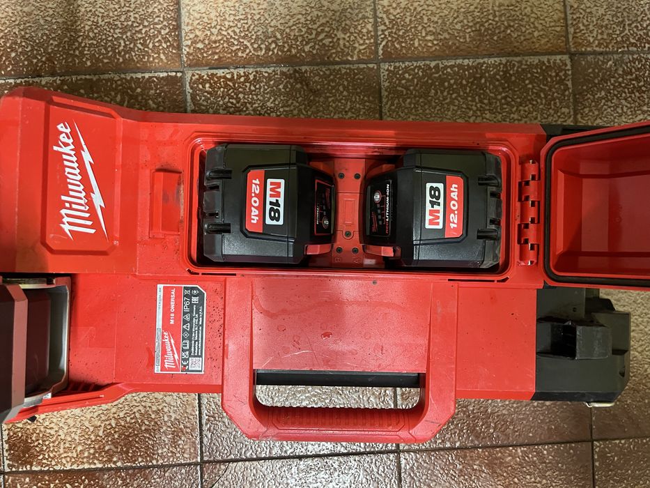 LED прожектор със стойка MILWAUKEE M18 ONERSAL