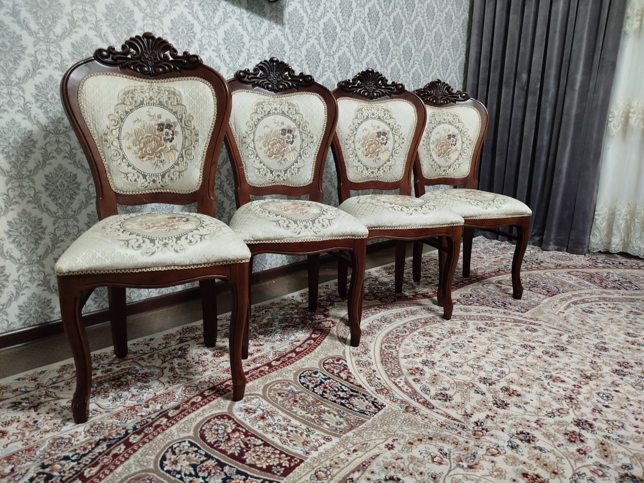 Stullar sotiladi. 400 ming donasi. Aniq oladigonlaga kelishtiraman