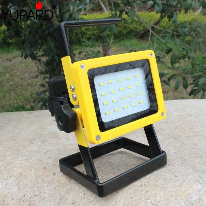 Мощен LED прожектор 100W с презаредими батерии - работна лампа