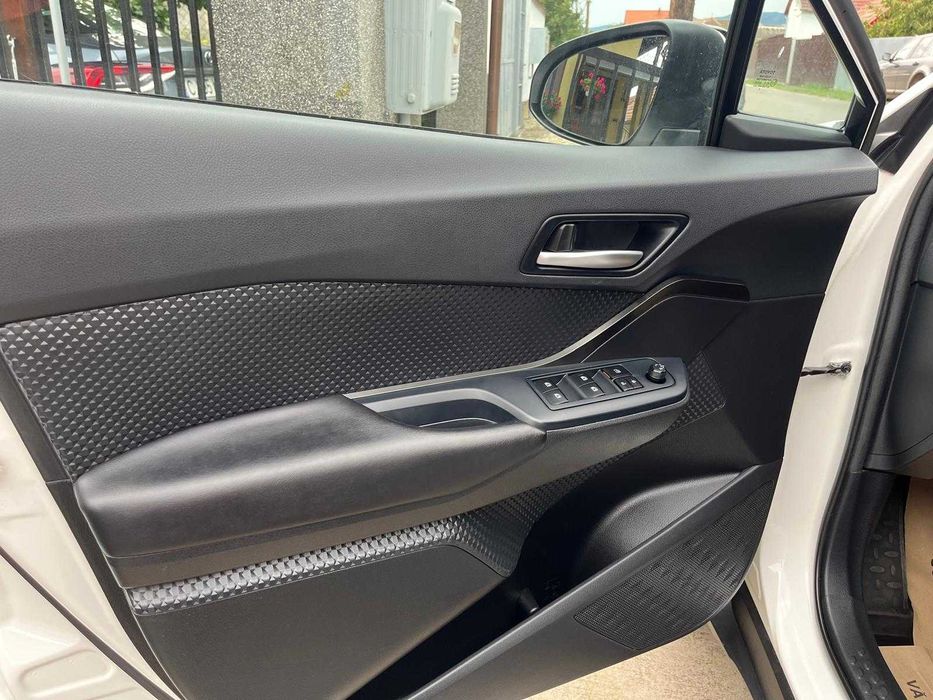 Vand Toyota CH-R anul 2019