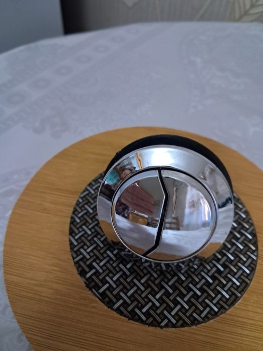 Продаю кнопку слива двухуровневую D-60мм