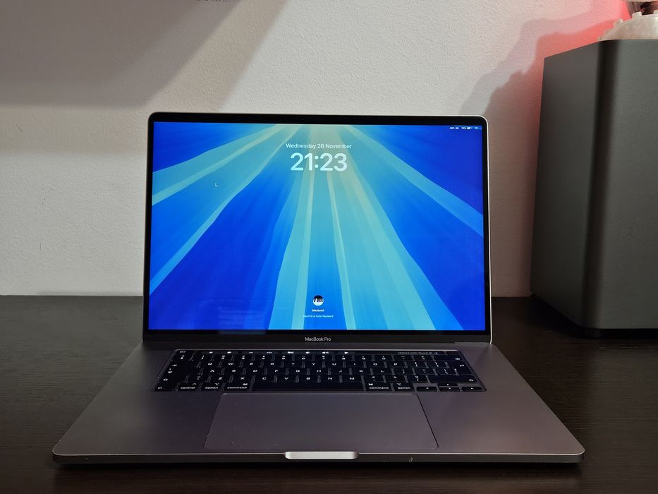 Macbook Pro 2019 i7 16gb ram 512gb touch bar 16"