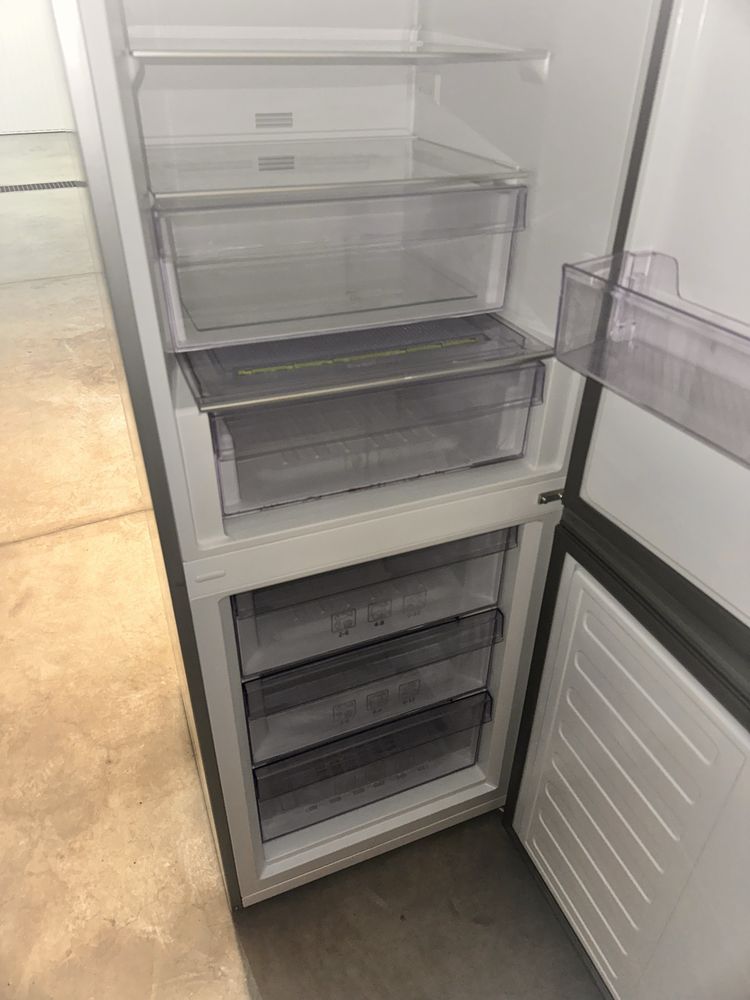 Продавам хладилник с фризер Beko
