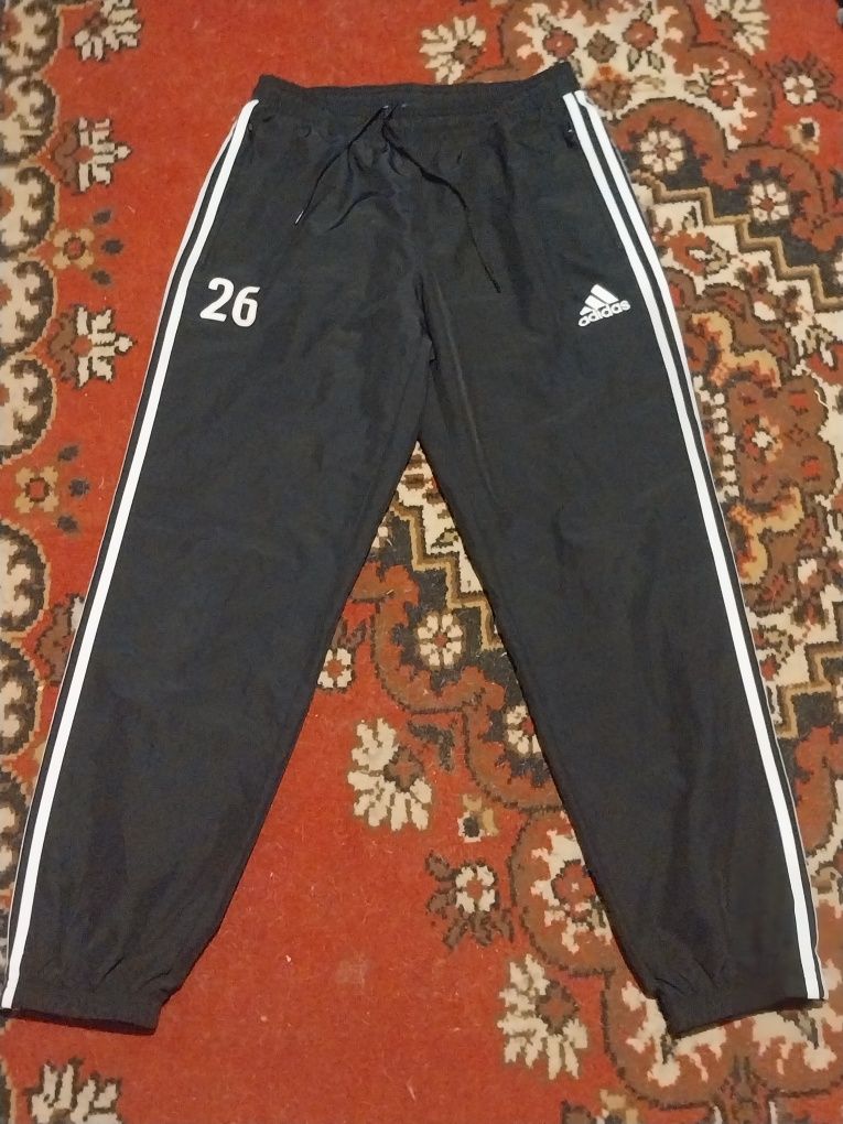 Pantaloni Adidas Cu Numărul 26